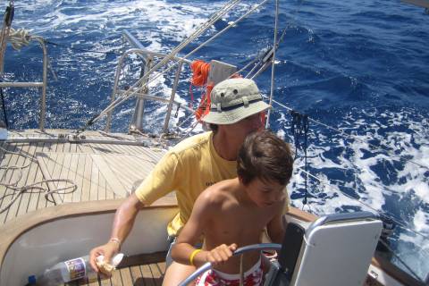 Apprentissage de la voile pendant la croisière en Corse et Sardaigne