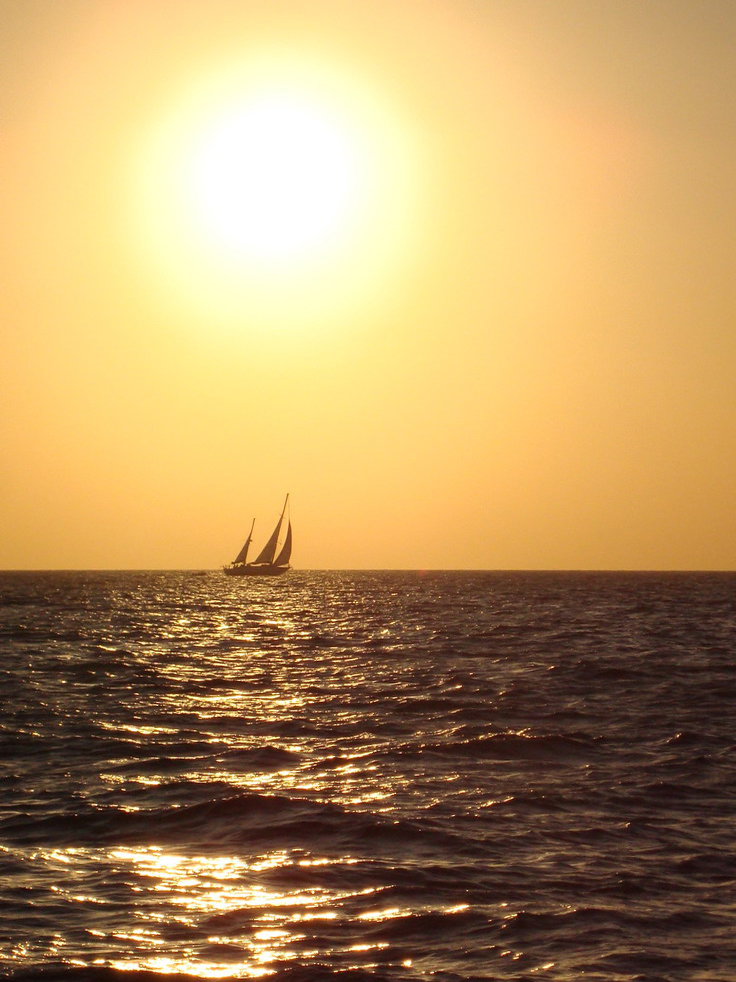 Voilier en Corse sous coucher de soleil