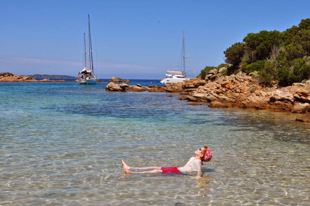 Détente dans les criques sauvages de Corse