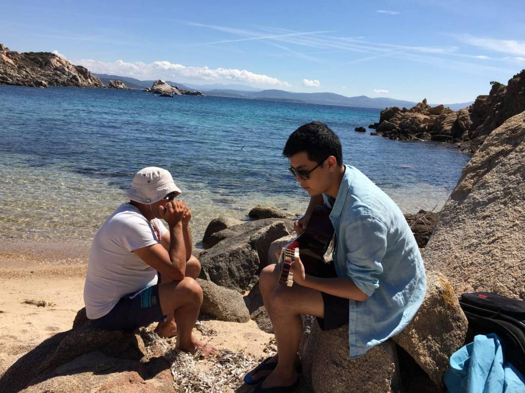 Jouer de la musique sur la plage en corse