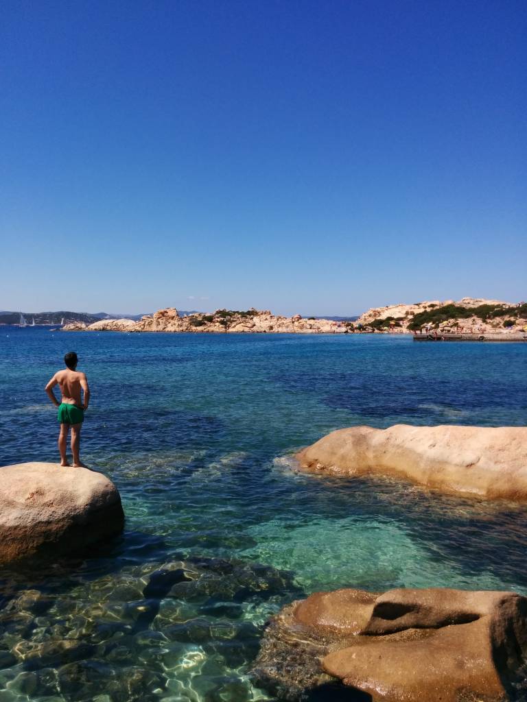 Découverte d'une crique à la Maddalena en Sardaigne - location voilier avec skipper