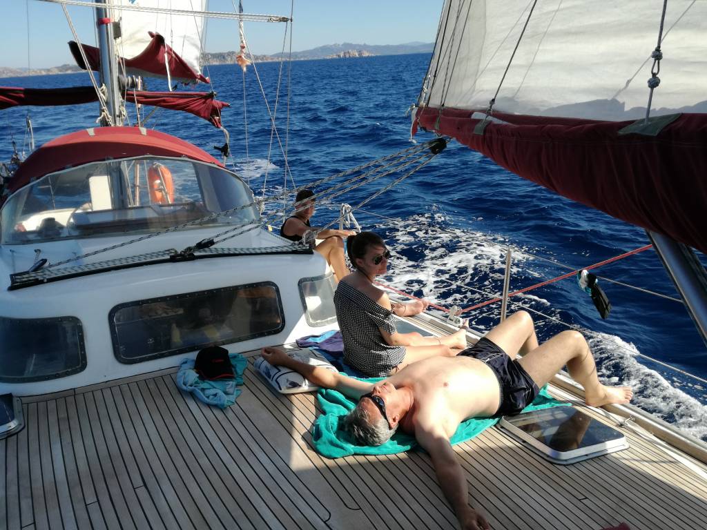 Relax sur le pont pendant la location du voilier avec skipper en Corse
