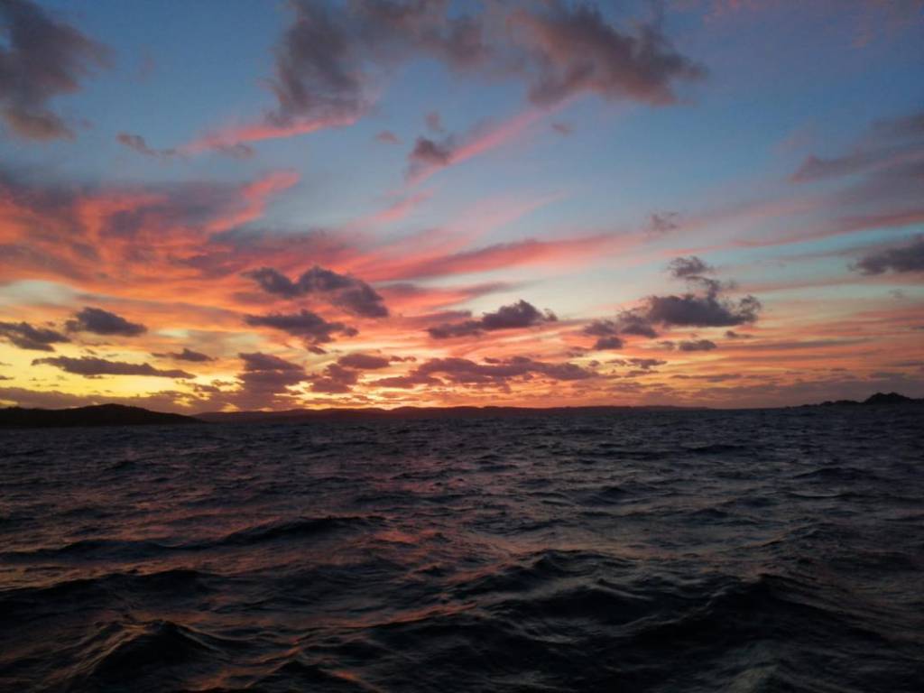 Le skipper et la mer, ciel de grain au coucher du soleil