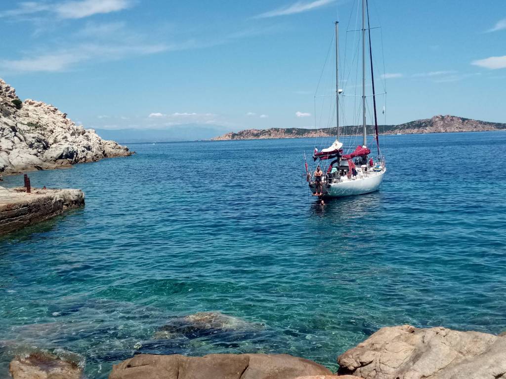 Des mouillages magnifiques pendant la location du voilier avec skipper en Sardaigne