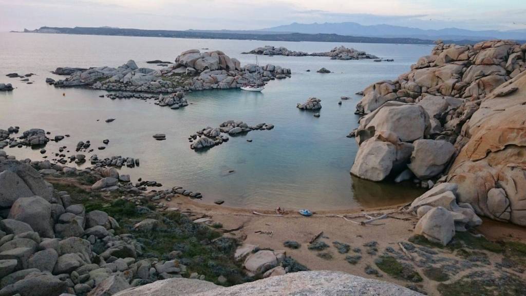 voilier au mouillage dans les îles Lavezzi, mer turquoise 