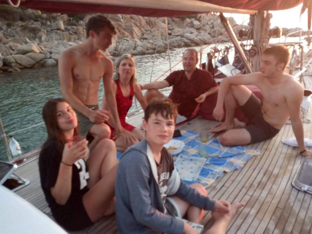 Goûter en famille sur le pont du voilier pendant la croisière