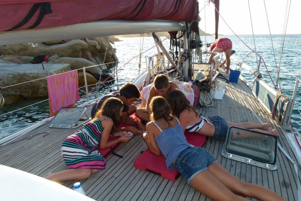 Jouer sur le pont du voilier en Corse