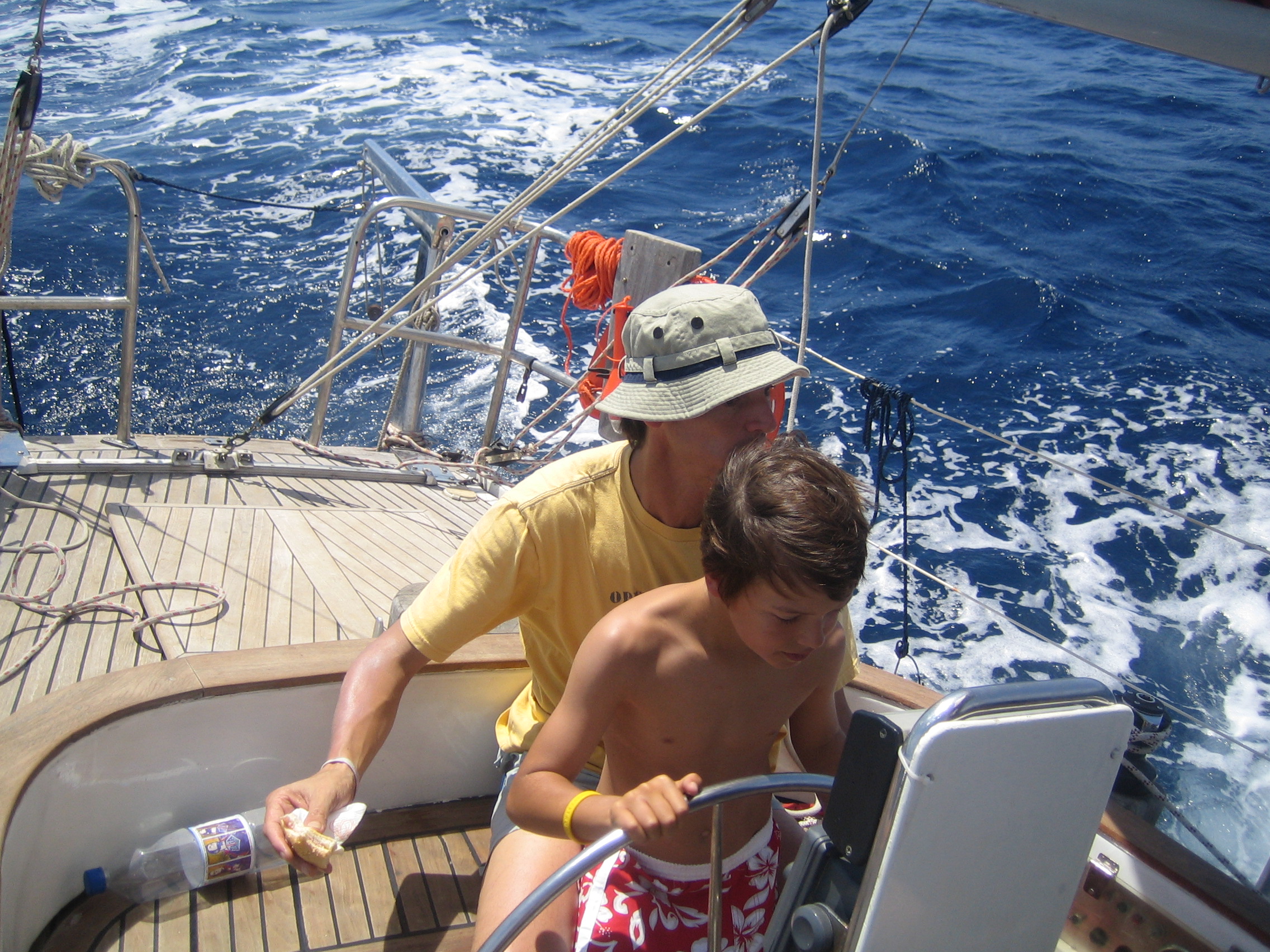 Apprentissage de la voile pendant la croisière en Corse et Sardaigne